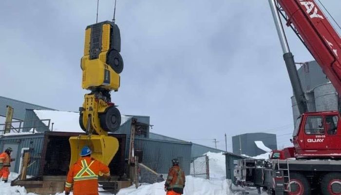 Coordination et supervision pour la descente d'un camion pelle à l'intérieur d'un puit de mine à plus de 800 mètres sous-terre